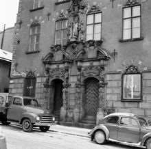 Munkbron 11, Petersenska huset. Dubbelportal, i nischen ovanför en skulptur av gudinnan Minerva samt byggherrens vapen. Huset uppfördes 1645-49, av arkitekt Ch. J. Döteber