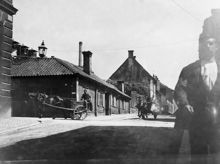 Åsögatan österut från Götgatan. Hästfordon ses vid Åsögatan 11. Nuv. Åsögatan 111