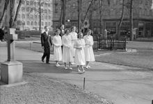 Adolf Fredriks kyrkogård. Vårens första konfirmander
