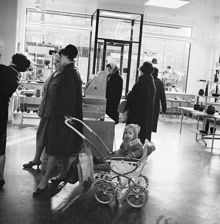 Butik för konsthantverk i City. Interiör med kunder