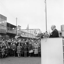 Vällingby Centrum, invigningsdagen. Carl Albert Anderson invigningstalar