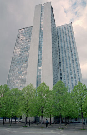 Skattehuset ur nerifrånperspektiv med en rad träd framför.