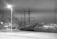 Skeppsholmen, korsningen Svensksundsvägen/Västra Brobänken, utsikt mot Södermalm. Båten af Chapman