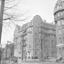 Hörnet Karlavägen 83 t.v. och Grevgatan 63