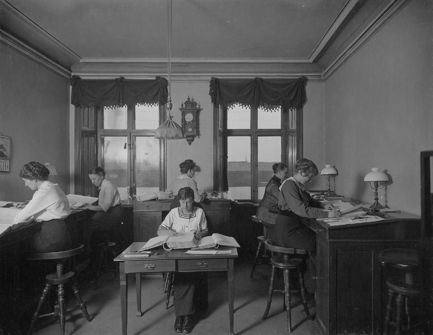 Emil R Boman AB. Bokföringsavdelningen med anställda på Emil R Bomans kontor på Skeppsbron 30.
