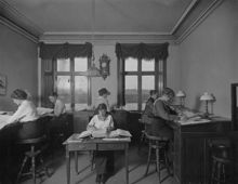 Emil R Boman AB. Bokföringsavdelningen med anställda på Emil R Bomans kontor på Skeppsbron 30.