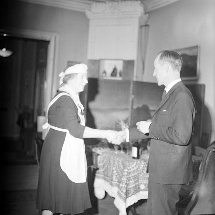 En kvinna och en man tar i hand.