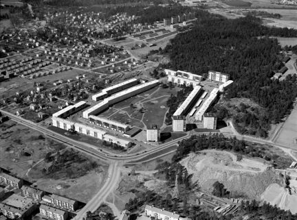 Flygbild över Östberga mot väster år 1961.
I fonden Örby Slott, Liseberg, Anneboda samt skogspartiet för blivande Östbergahöjden.
I bilden framkant Stureby, Huddingevägen och Tussmötevägen samt idag (år 2016) platsen för Östberga återvinningscentral.