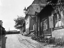 Västra Kvarngränd 6-8 västerut. Kv. Tjurberget Större före 1885, nuv. kv. Kvadraten. Västra Kvarngränd låg ungefär vid nuv. Allhelgonagatan. Västra Kvarngränd lades igen på 1930-talet