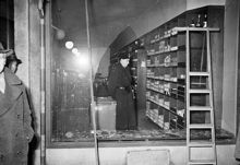 Södermannagatan 12. Inbrott i systembolagets butik. Poliskonstapel Ragnar Sjöberg betraktar butikens lager. Två tjuvar krossade ett fönster, stal tre flaskor Vermouth och greps strax efter.