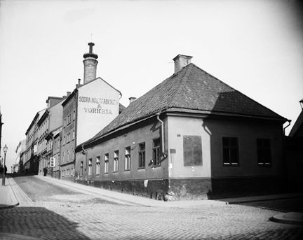 Nytorgsgatan norrut från Tjärhovsgatan. Nytorgsgatan 19 t.h. I bakgrunden Södra Maltfabriken med torkria.