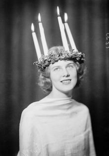 Porträtt av kvinna med Luciakrona, Skoog