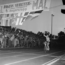 Johanneshovs IP. DN:s och Svenska Cykelförbundets 6-dagars lopp. Målgång för vinnaren Stan Britten från England