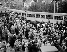 Södertunneln invigs med orkesterspel vid Skarpnäcks station. (Tunnelbanelinjen till Skarpnäck förlängd från Ringvägen (Skanstull) till Slussen.)