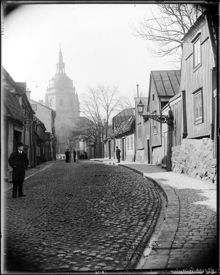 Fjällgatan västerut från nr 15. Katarina kyrka i bakgrunden