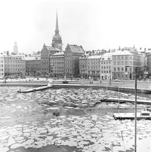 Vy över Riddarfjärdens is mot Kornhamnstorg. I fonden Tyska kyrkans torn