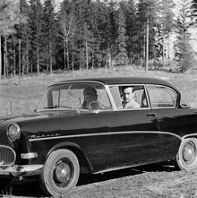 Herbert Lindgren med dottern i familjens Opel Rekord