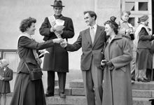 Vultejusvägen 20, Norra Ängby folkskola. Andrakammarvalet 1952. Utdelning av valsedlar till landslagskapten Rune Larsson med fru Maj-Britt