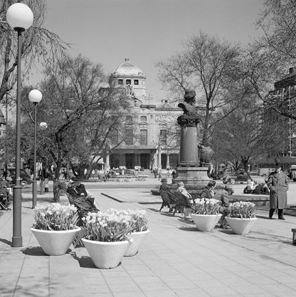 Nybroplan med Dramaten i fonden. Porträttbysten föreställer John Ericsson