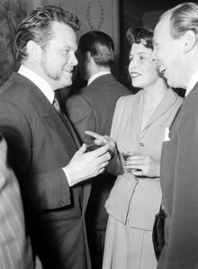 Orson Welles minglar med känt filmfolk på Restaurang Riche