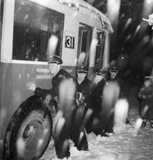Snöstorm i Stockholm.  Bussbogsering av personal vid Marieberg