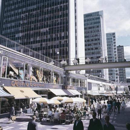 Människor på gågatan med Hötorgshusen i bakgrunden.