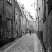 Prästgatan norrut från Kåkbrinken. Man kommer gåendes med en kartong på axlarna