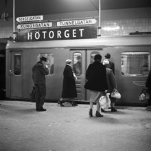 Perrong på T-banestationen Hötorget. Resenärer och inkommande tåg