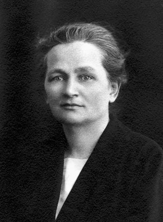 Agda Östlund var socialistisk agitator, rösträttskvinna och en av de första fem kvinnorna i Sveriges riksdag.