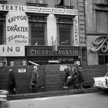 Drottninggatan 45. Tobakshandel, Meijers eftr. Butikerna har utförsäljning. Kvarteret består idag av Åhléns varuhus