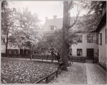 Klara kyrkogård mot norra fasaden av Klara Västra Kyrkogata nr 16, Klara församlings kyrkoherdeboställe