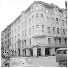 Hörnet av Artillerigatan - Riddargatan. I hörnan resturang "Bino"