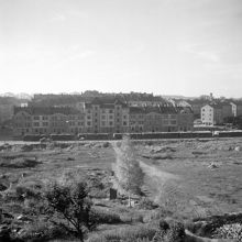 Utsikt mot Engelska radhusen, Holmia, vid Lindhagensgatan. Husen uppfördes på 1890-talet av bostadsbolaget Holmia, de revs 1965.