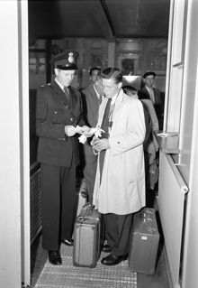 Skeppsbron. Passkontroll. Konstapel Ulf Söderström vid passpolisen låter gymnastikläraren Ulf Almgren passera med ett legitimitetskort. Den stora nordiska passfriheten började gälla idag, 12/7 1952