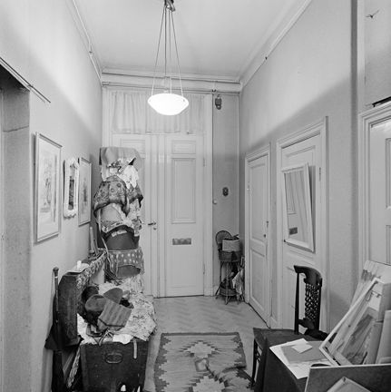 Blasieholmstorg 12. Annastina Alkmans hem. Hallen med diverse föremål och en öppen kista flld med textilier