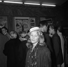 Biblioteksgatan 26, Biograf Anglais, foajén. Tommy Steeles konsert. En flicka med en ""Tommy Steele hatt""