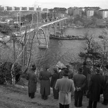 Stora Essingebron mot Lilla Essingen/Fredhäll, vy från Stora Essingen samma dag som bussolyckan. (Buss på linje 96 krockade med lastbil, störtade genom broräcket. 11 personer omkommer, 1 överlever)