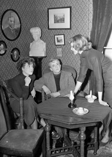 Östra Reals gymnasieföreningen Edda spelar Ingmar Bergmans Mig till skräck. Fr. v. Marléne Seidel, Tommy Nilson, Inger Sundström