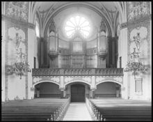 Interiör mot orgelläktaren i Sofia Kyrka