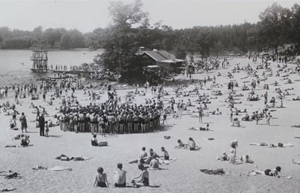 Svartvitt fotografi på sandstranden i Flatenbadet