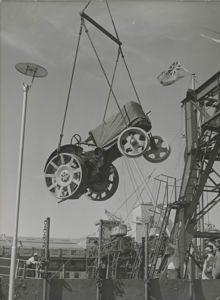 Frihamnen: Den första fredstraktorn - Fordson Major - lossas den 7 juli 1945