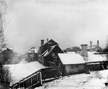 Wollmar Yxkullsgatan österut från Grälmakargränd. T.h. Wollmar Yxkullsgatan 35-31. Husen revs 1903. Dåvarande kv. Piskan och kv. Suggan, nuvarande kv. Piskan