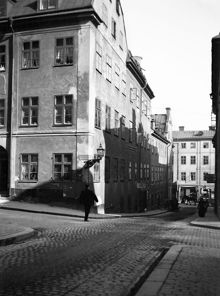 Repslagargatan norrut från Mariagatan mot Hornsgatan 10. T.v. Repslagargatan 4 och 2 med lumpaffär och bageri. Här ligger nu Peter Myndes Backe ovanför Söderledens tunnel