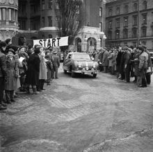 Gatan utanför Södra Blasieholmshamnen 6 och 4, Hovslagargatan 2. Starten för Monte-Carlo rallyt