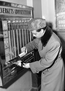 En man använder en automat för säkringsproppar och gaspoletter