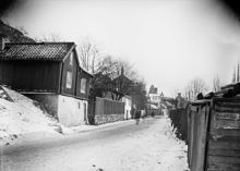 Tjärhovsgatan österut från Borgmästargatan. T.v. Tjärhovsgatan 57-61. Nuv. östra delen av Stigbergsparken