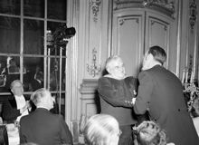 Södra Blasieholmshamnen 8. Evert Taubes 60-årsdag firas i spegelsalen på Grand Hotel