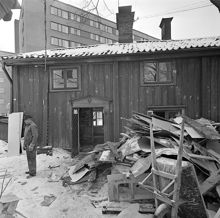 Ludvigsbergsgatan 12. Gathusets norra sida. Nuv. kv. Ludvigsberg. Kv. Somens Kvarn i fonden