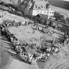 Södersjukhuset. Cirkus Scott uppträder för sjukhusets patienter. Vy mot Sachsska Barnsjukhus och Årstaviken