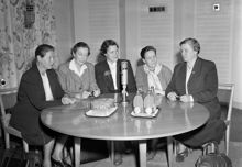Kungsgatan 8, Radiotjänst. Politisk debatt mellan kvinnliga politiker om samhällets och hemmens ekonomi. Ebon Andersson (h), Margit Vinge (fp), Inga Thorsson (s), Rodney Öhman (k), Karin Collin (bf)